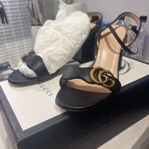 Gucci black leather classic gold GG marmont heels